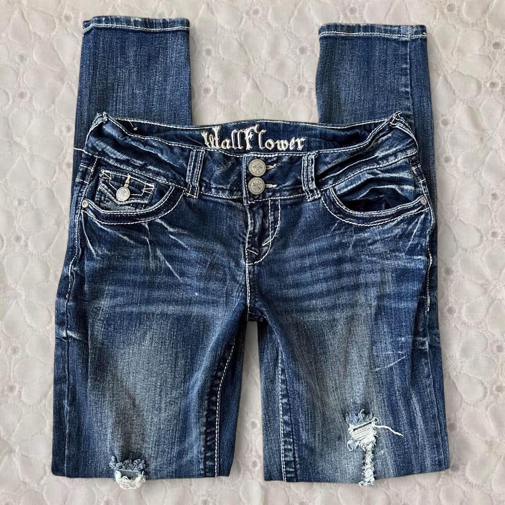 Y2K Wallflower size 5 low rise skinny jeans with a distressed look